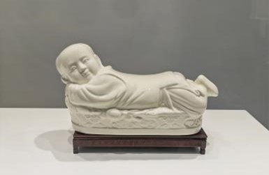 定窑白釉孩儿枕
