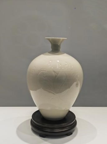 宋定窑白釉刻花瓶