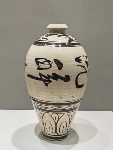 宋代磁州窑白地黑花“沉醉东风”梅瓶