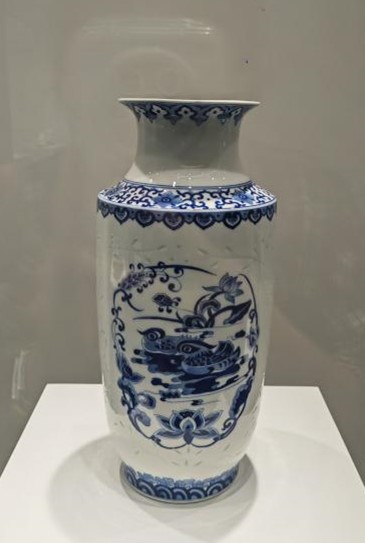 景德镇窑青花玲珑“鸳鸯戏水”纹花瓶