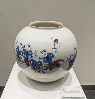 俞军《婴戏图》瓷瓶