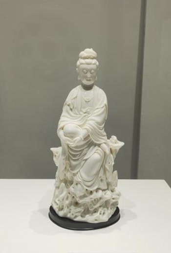 德化窑坐岩观音像