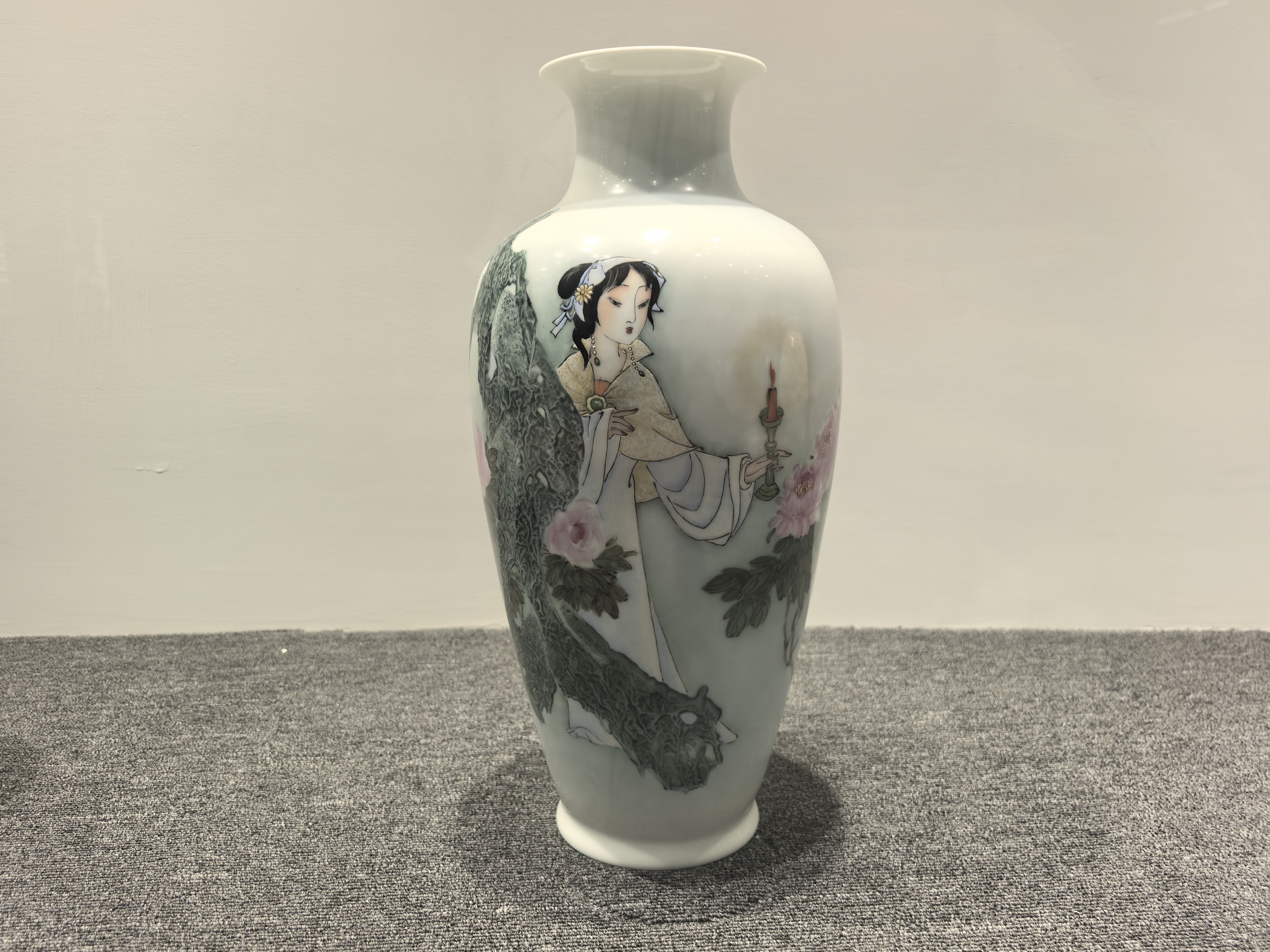 舒慧娟《夜观牡丹》粉彩瓷瓶