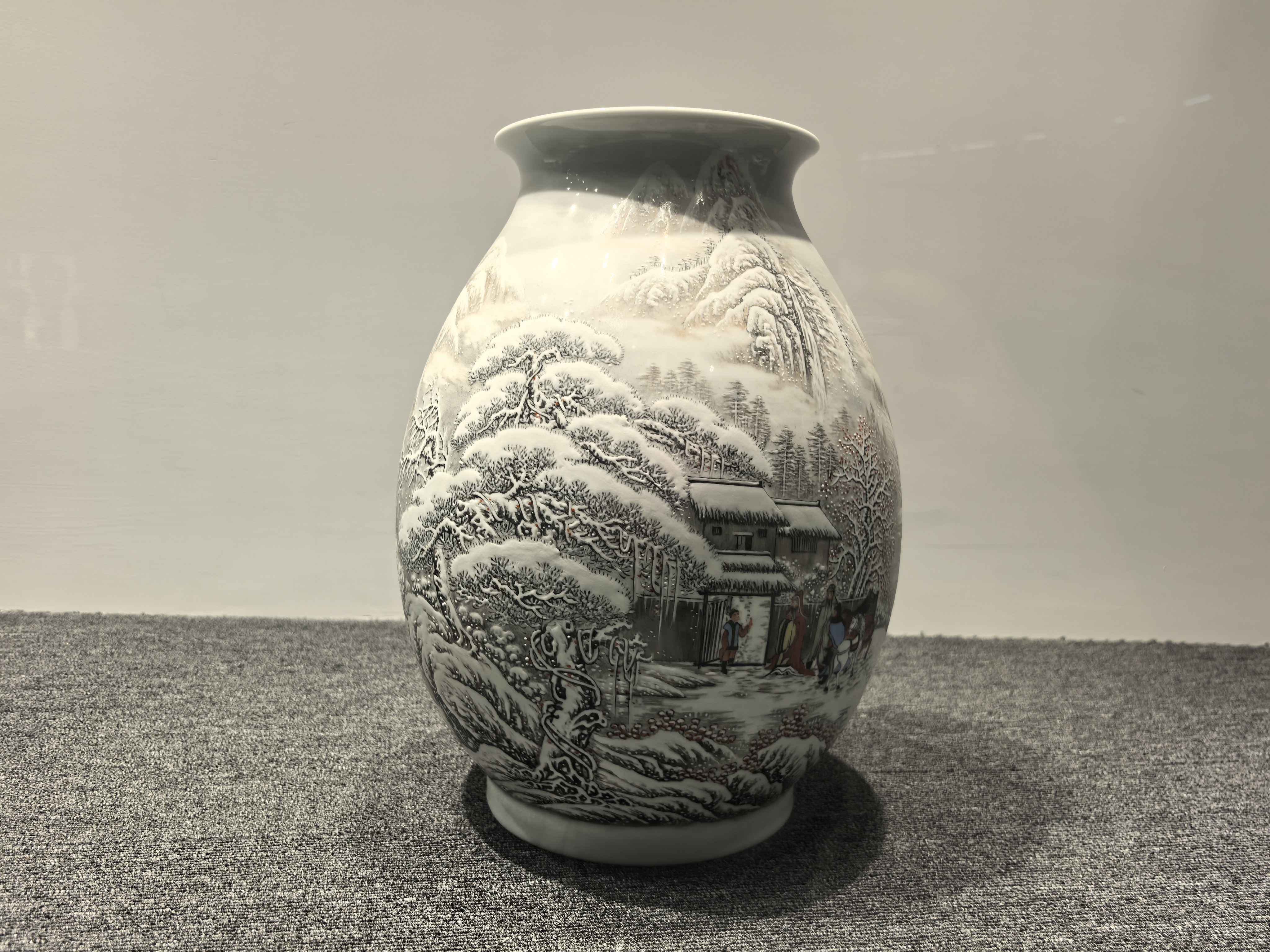 袁世文《三顾茅庐》粉彩瓷瓶