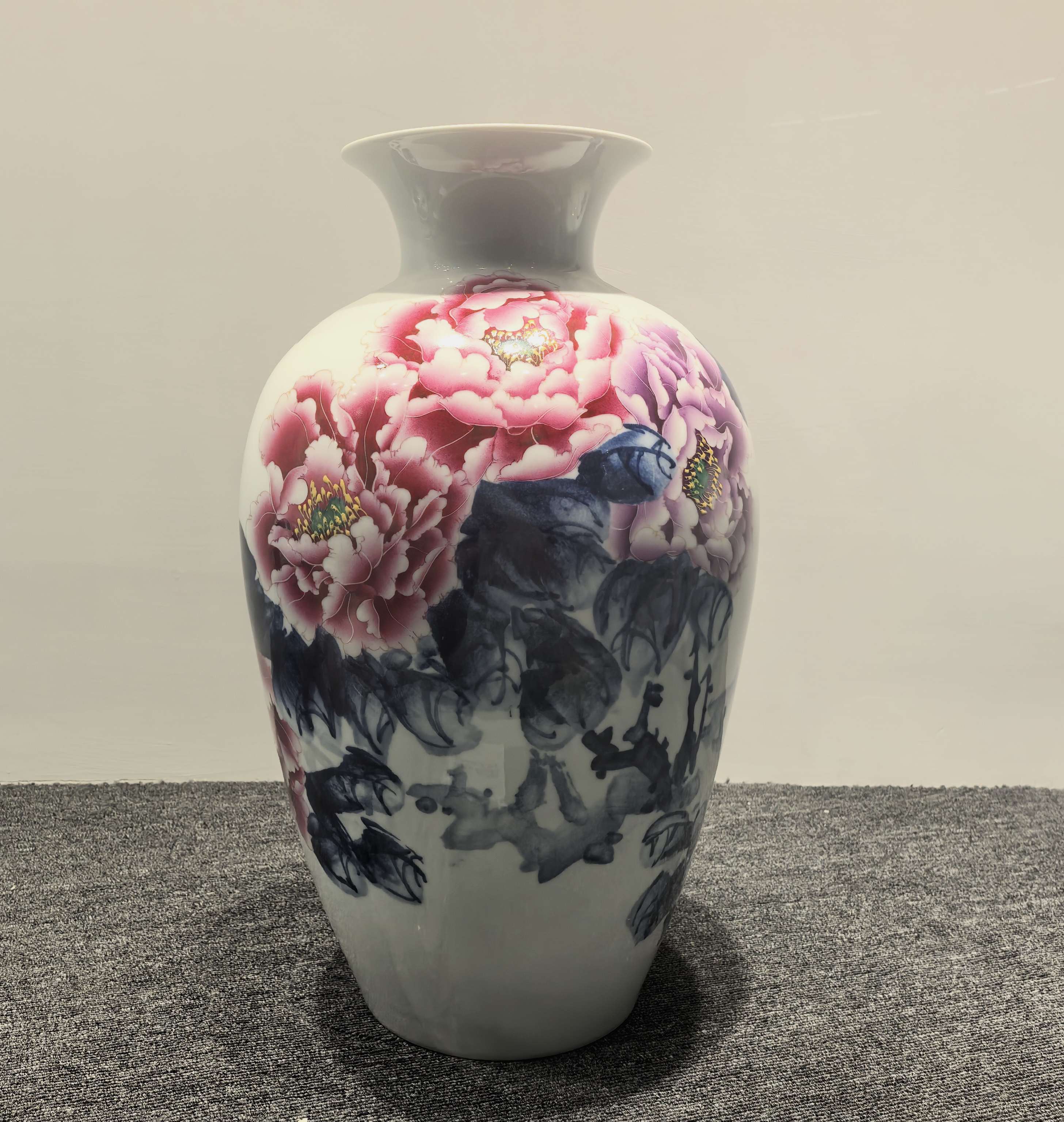 曾维开《国色天香》青花斗彩瓷瓶
