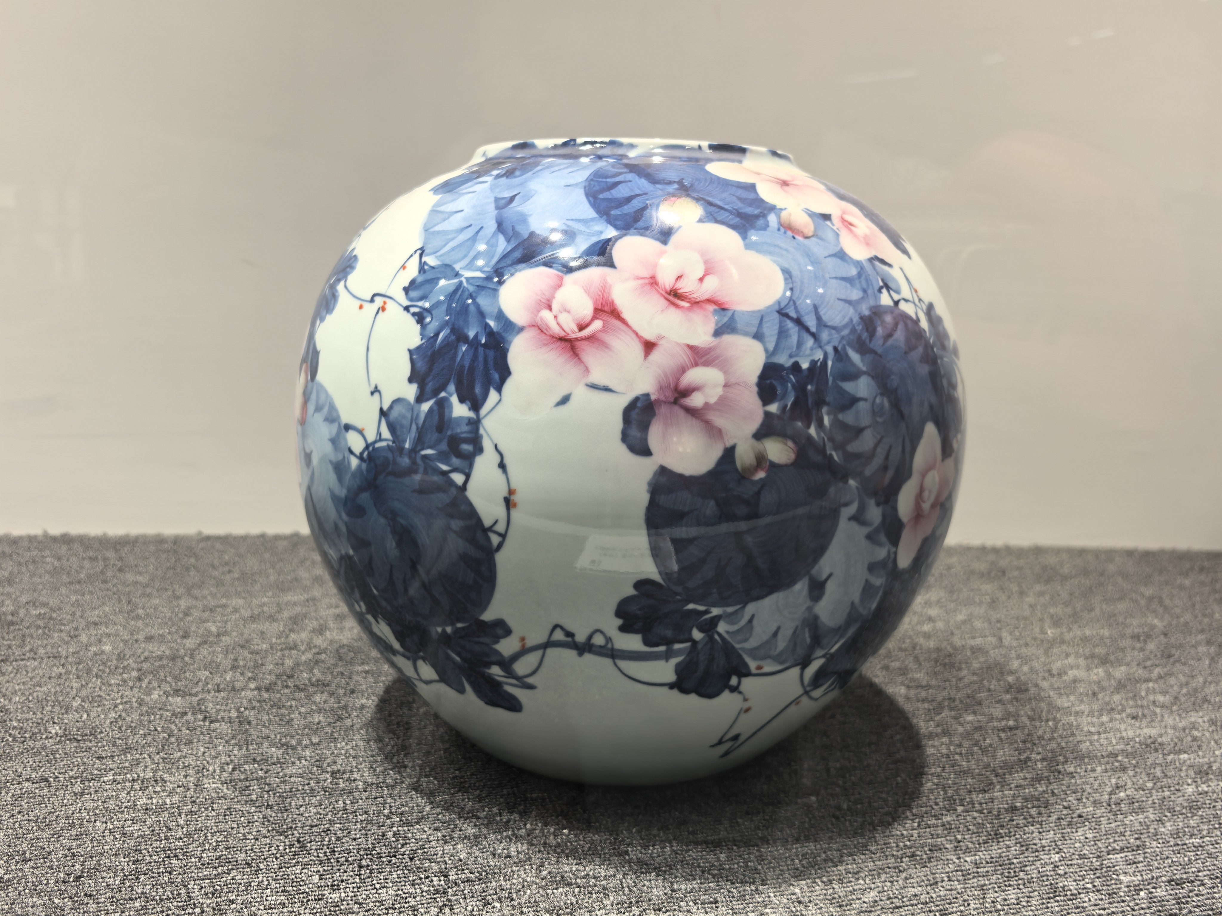 戚培才《春野》青花斗彩瓷瓶